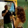 Camila Pitanga entrega quentinha durante reportagem do 'Fantástico' no Morro da Babilônia, no Rio de Janeiro