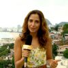 Camila Pitanga entrevista Eduardo Figueiredo, dono de um albergue no topo do morro, com uma bela vista para a praia