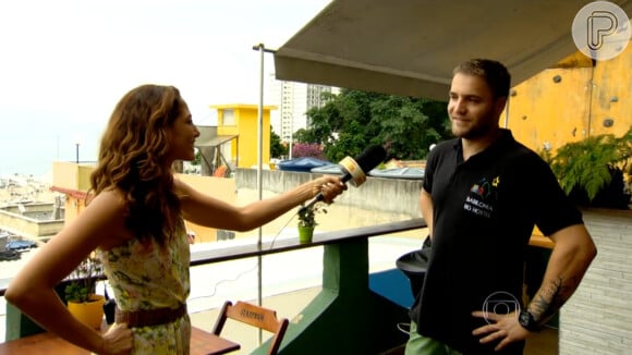 Camila Pitanga entrevista Eduardo Figueiredo, dono de um albergue no topo do morro, com uma bela vista para a praia