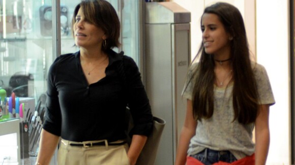 Gloria Pires, da novela 'Babilônia', vai ao shopping com a filha Ana Morais