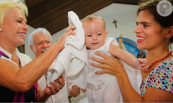 Ana Maria Braga festeja batizado da neta Maria, filha de sua primogênita, Mariana