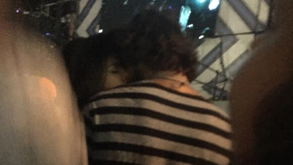 Bruna Marquezine é flagrada aos beijos com Marlon Teixeira no Lollapalooza