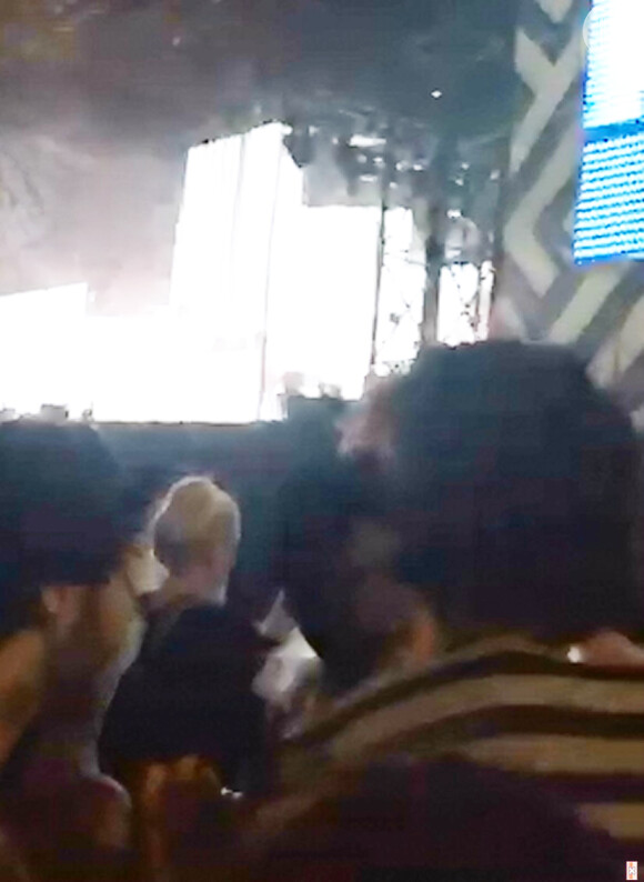 Bruna Marquezine e Marlon Teixeira trocaram beijos durante a apresentação do DJ escocês Calvin Harris