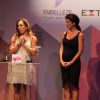 Cissa Guimarães entrega prêmio à jornalista Mariana Gross, do telejornal RJ TV