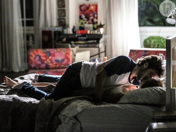 Pedro (Jayme Matarazzo)  e Júlia (Isabelle Drummond) fazem amor pela primeira vez, após saberem que não são irmãos, na novela 'Sete Vidas'