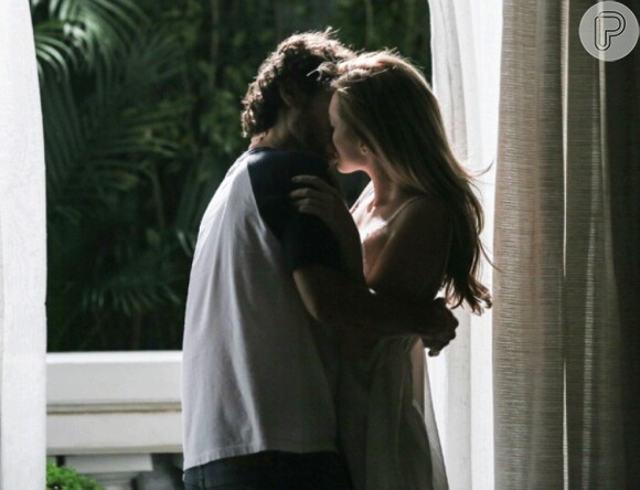 Júlia (Isabelle Drummond) e Pedro (Jayme Matarazzo) se beijam, apaixonados, e desta vez sem culpa, na novela 'Sete Vidas'