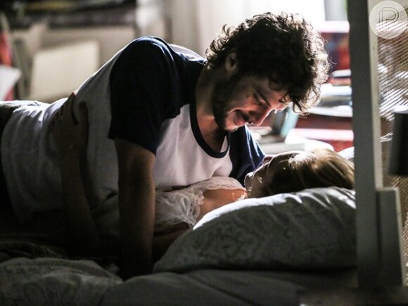 Após descobrir que não são irmãos, Júlia (Isabelle Drummond) e Pedro (Jayme Matarazzo) se entregam à paixão e fazem amor pela primeira vez, na novela 'Sete Vidas', em 13 de abril de 2015