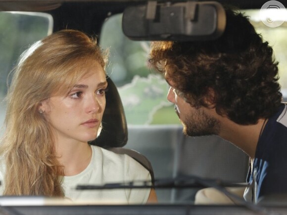 Júlia (Isabelle Drummond) encontra Pedro (Jayme Matarazzo) morando junto com Taís (Maria Flor), mas conta a ele que não é sua irmã, na novela 'Sete Vidas'