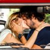 Pedro (Jayme Matarazzo) leva Júlia (Isabelle Drummond) de carro ao aeroporto, mas a impede de ir embora e a beija, na novela 'Sete Vidas'