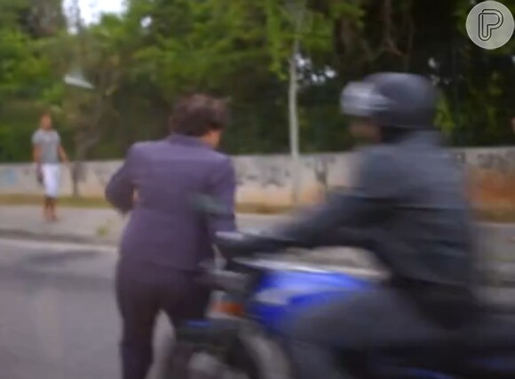 Nervosa, Guida (Claudia Mello) sai do carro de Marta (Gisele Fróes) em meio à discussão e é atropelada por uma moto, em 'Sete Vidas'