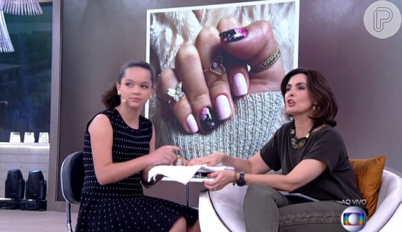 Fátima Bernardes ganha retoque nas unhas durante o programa 'Encontro' pela manicure mirim Maria Julia, tem tem 500 esmaltes