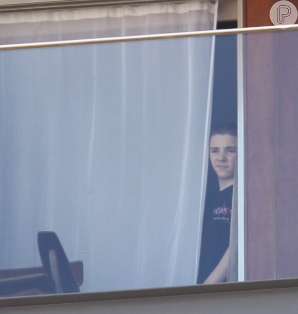 Filho de Madonna, Rocco aparece na janela do hotel Fasano, em Ipanema, na zona sul do Rio, em 30 de novembro de 2012
