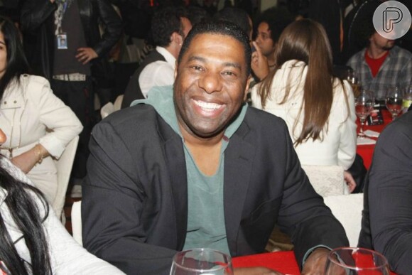 Netinho começou sua carreira como cantor de pagode em 1998 à frente do Negritude Jr. Seguiu no grupo até 2001, quando aventurou-se na carreira solo