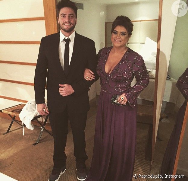 Preta Gil E Rodrigo Godoy Gravam Videos Aos Padrinhos Do Casamento Confira Purepeople Fazer seus próprios convites é uma maneira fácil de reduzir o orçamento do casamento sem sacrificar o estilo. aos padrinhos do casamento confira