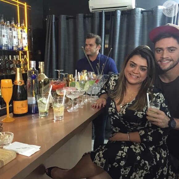 Preta Gil e Rodrigo Godoy fazem degustação de drinks para festa de casamento