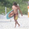 Só de bermuda, Marlon Teixeira mostrou o corpo sarado emdia de surfe no Rio