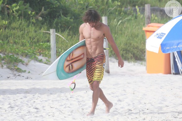 Só de bermuda, Marlon Teixeira mostrou o corpo sarado emdia de surfe no Rio