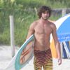 Marlon Teixeira é modelo e mostrou que está com o físico em dia ao surfar no Rio