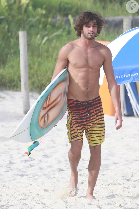 Marlon Teixeira é modelo e mostrou que está com o físico em dia ao surfar no Rio