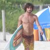 Marlon Teixeira, affair de Bruna Marquezine, mostra boa forma ao surfar no Rio de Janeiro, nesta quinta-feira, 2 de abril de 2015