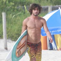 Marlon Teixeira, affair de Bruna Marquezine, exibe corpo sarado ao surfar no Rio