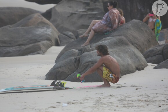 Antes de entrar no mar, Marlon Teixeira se alongou nas areias da Prainha, na Barra da Tijuca