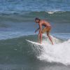 Marlon Teixeira mostrou as habilidades no surfe ao se equilibrar na crista da onda