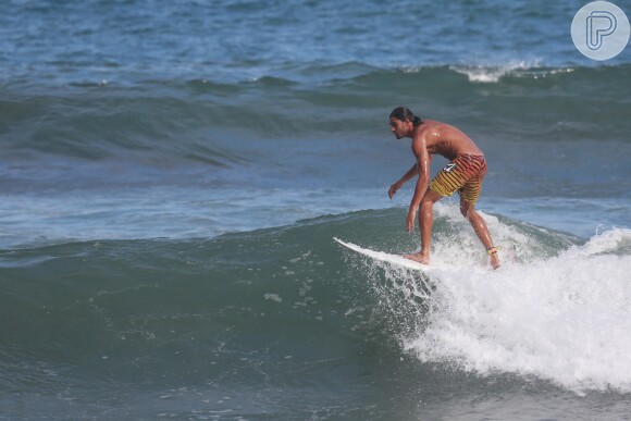 Marlon Teixeira mostrou as habilidades no surfe ao se equilibrar na crista da onda
