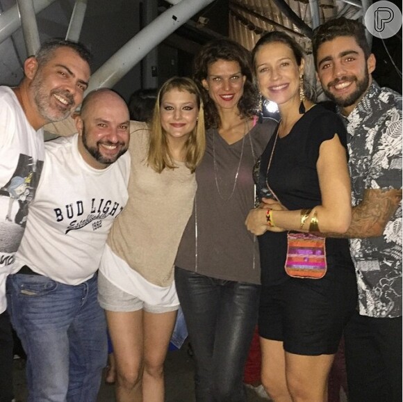Luana Piovani curte show da Banda do Mar com Pedro Scooby e amigos, no Rio de Janeiro, em 3 de março de 2015