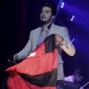 Luan Santana agitou uma bandeira do Flamengo no palco