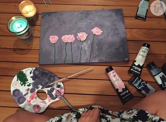 Bruna Marquezine pintou quadro antes de dormir: 'Para acalmar a alma'