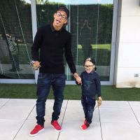 Neymar e o filho, Davi Lucca, posam com mesmo look e fazem careta para foto