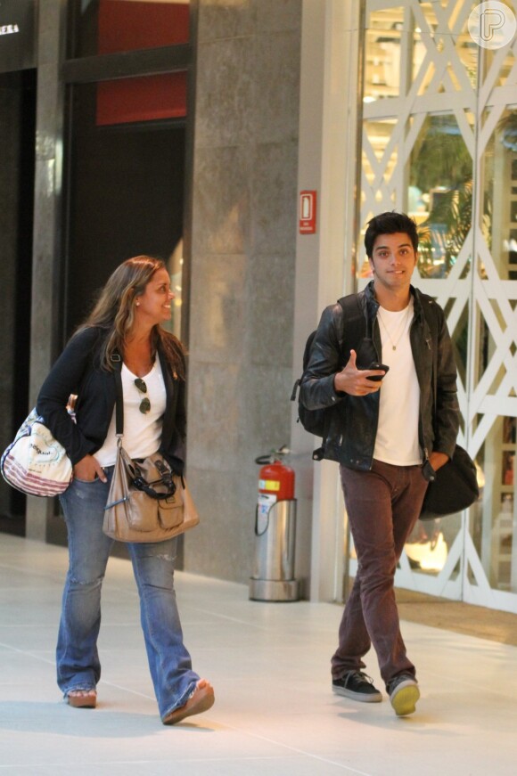 Durante o passeio no shopping, Rodrigo Simas recebeu a companhia da mãe, Ana Sang