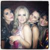 Angélica  posa com Fernanda Paes Leme, Carolina Dieckmann e Preta Gil durante sua festa de aniversário, em registro do blogueiro Hugo Gloss em seu Instagram