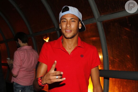 Neymar é jogador de futebol do time paulista Santos