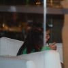 Juliana Paes sai beber com amigas em restaurante de shopping no Rio de Janeiro