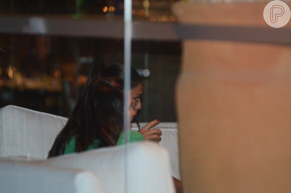 Juliana Paes sai beber com amigas em restaurante de shopping no Rio de Janeiro