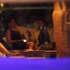 Juliana Paes esteve em um restaurante de um shopping no Rio de Janeiro. Atriz jogou conversa fora com um trio de amigas