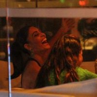 Juliana Paes sai para bater papo e se diverte com amigas em restaurante no Rio