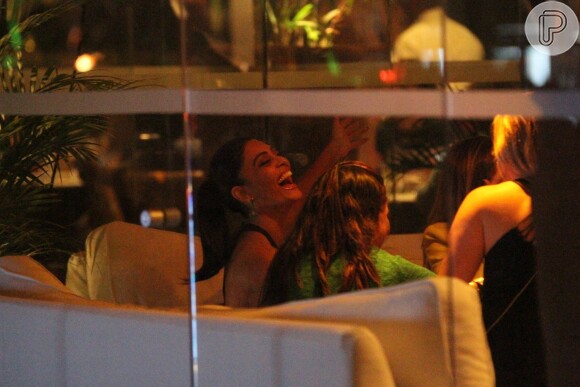 Juliana Paes sai para bater papo com amigas em restaurante no Rio de Janeiro, na noite desta quarta-feira, 8 de abril de 2015