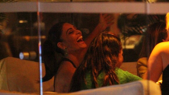Juliana Paes sai para bater papo e se diverte com amigas em restaurante no Rio
