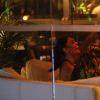 Juliana Paes bate papo com amigas em restaurante no Rio de Janeiro