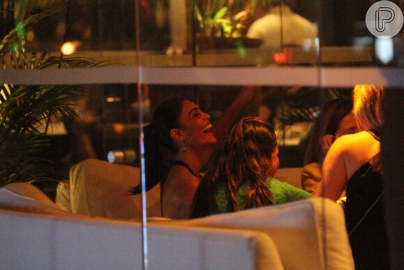 Juliana Paes bate papo com amigas em restaurante no Rio de Janeiro