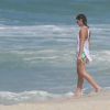Já no Brasil e longe do frio, Bruna Marquezine foi flagrada admirando o mar na última quarta-feira (8)