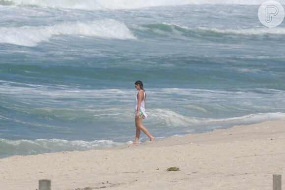 Já no Brasil e longe do frio, Bruna Marquezine foi flagrada admirando o mar na última quarta-feira (8)