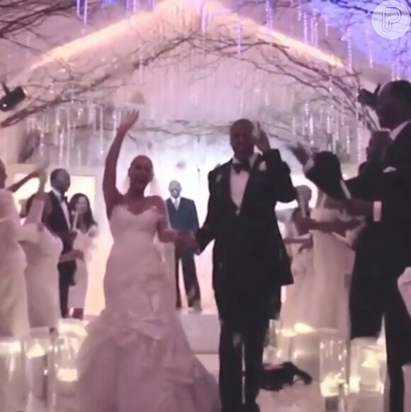 Beyoncé e Jay-Z deixam a cerimônia íntima, em vídeo inédito