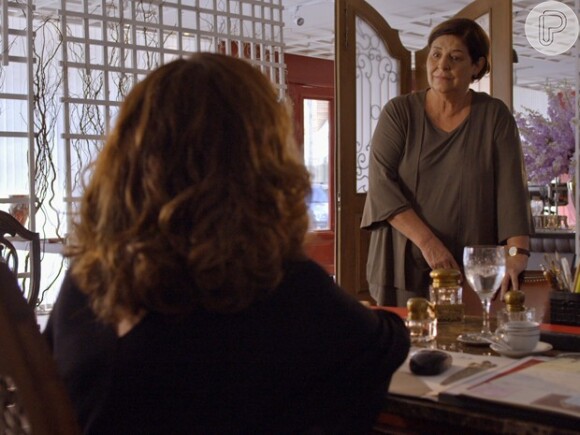 Marta (Gisele Fróes) fica sabendo que Guida (Claudia Melo) teve uma conversa íntima com Júlia (Isabelle Drummond) e vai tirar satisfação da irmã, na novela 'Sete Vidas'