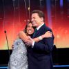 Silvio Santos recebeu o abraço da filha Patricia Abravanel durante o 'Troféu Imprensa'