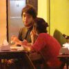 Humberto Carrão tirou a noite de domingo (12) para jantar com a namorada, a atriz Chandelly Braz,  em um restaurante, no Rio