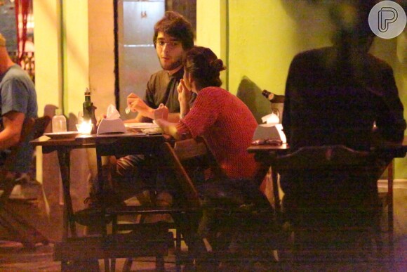 Humberto Carrão tirou a noite de domingo (12) para jantar com a namorada, a atriz Chandelly Braz,  em um restaurante, no Rio